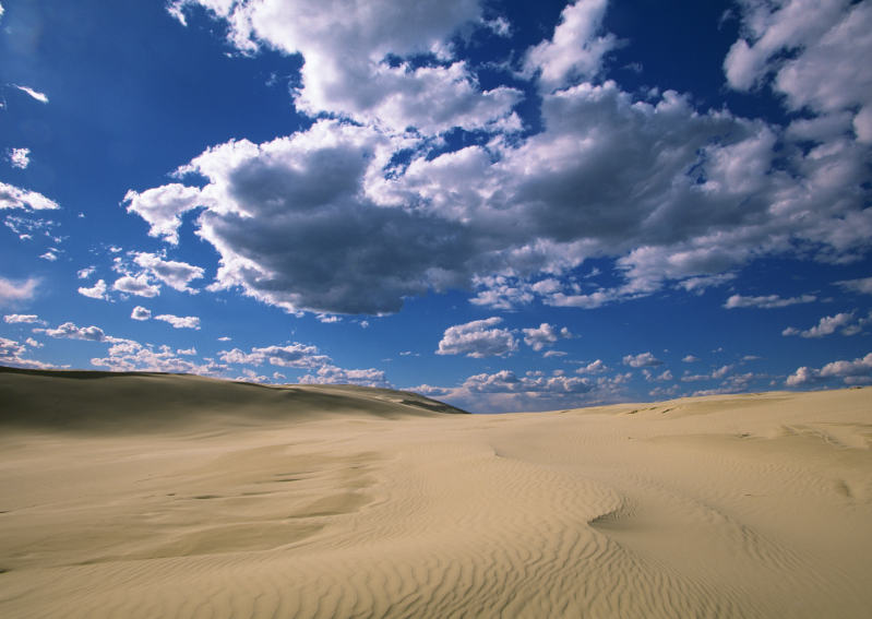 沙漠上空的蓝天白云JPG