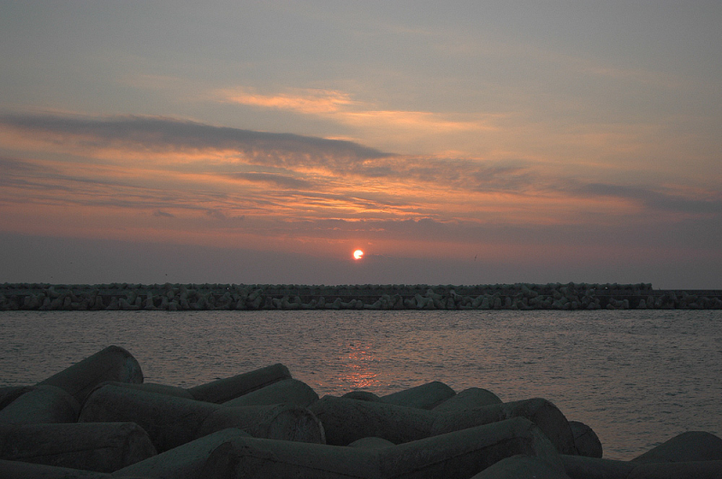 黄昏夕阳下的海水