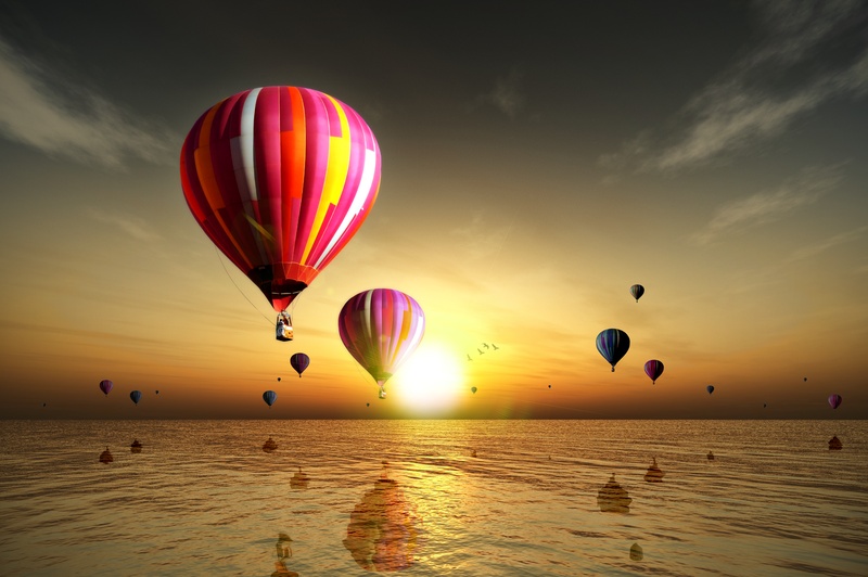 飞跃热气球海洋风景图片