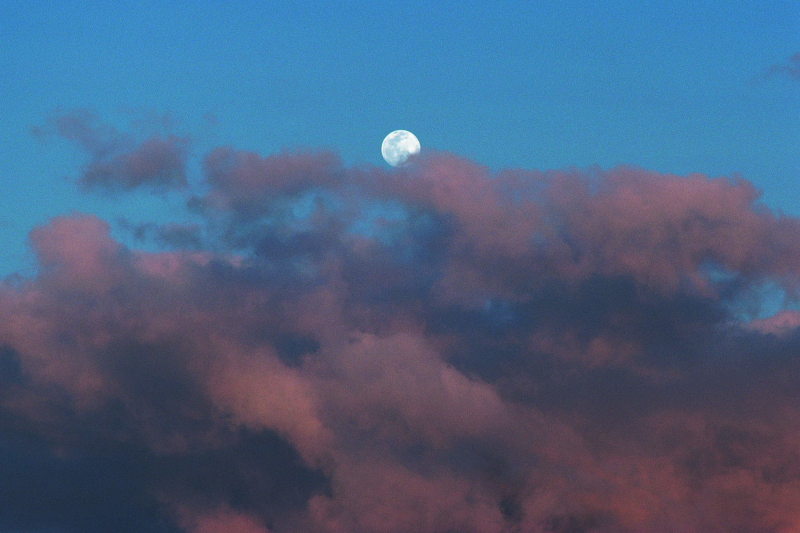 蓝天上厚重的云层和月亮
