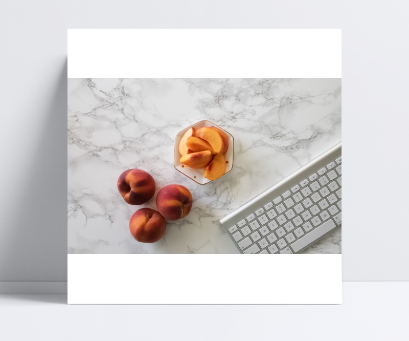 桌子上的水果与键盘图片