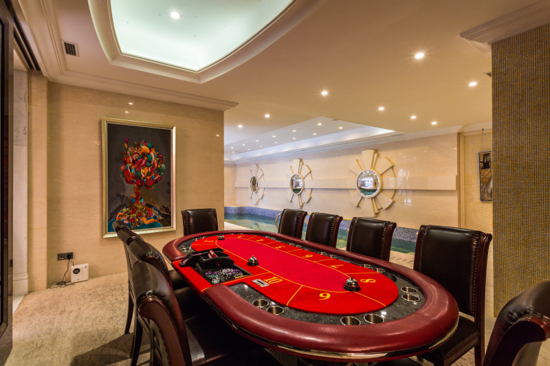家庭娱乐室里的赌桌jpg