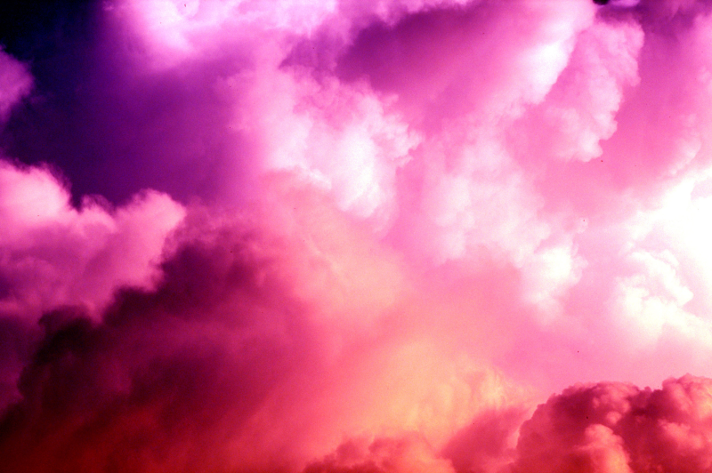 美丽的粉色和红色云朵
