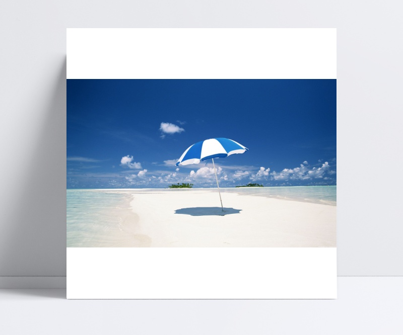 沙滩上的遮阳伞图片
