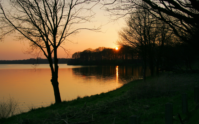 夕阳下的湖边