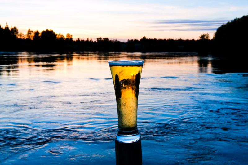 河边黄昏下的啤酒