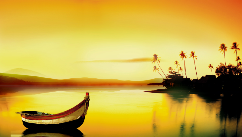 夕阳下金色湖泊上的小船和湖边椰树林