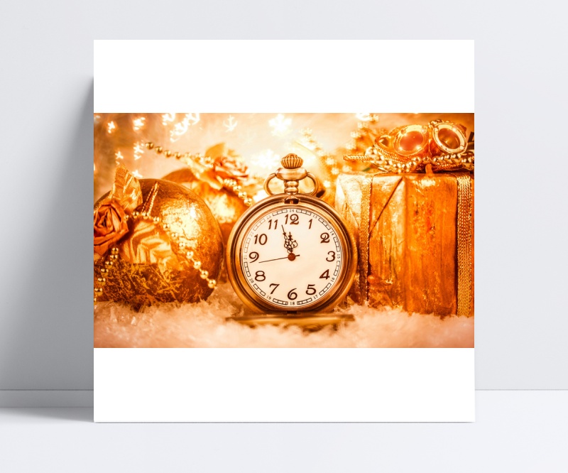 暖色调时钟金色怀表和圣诞球