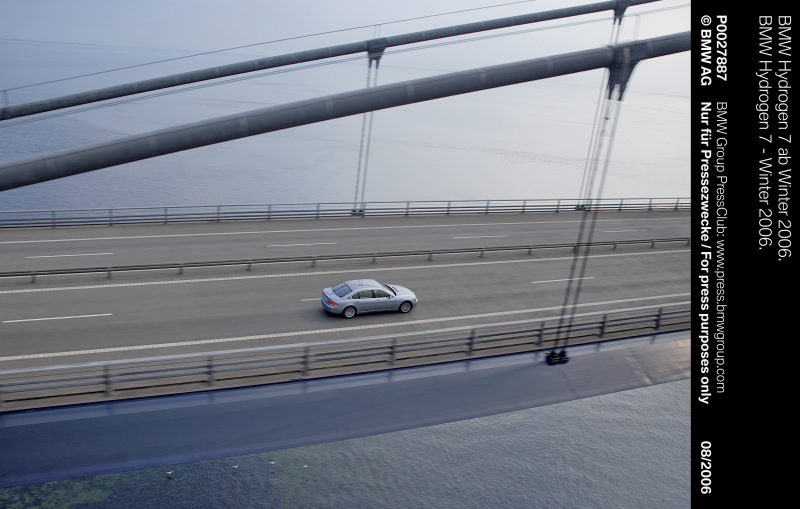 跨海大桥上疾驰的宝马汽车