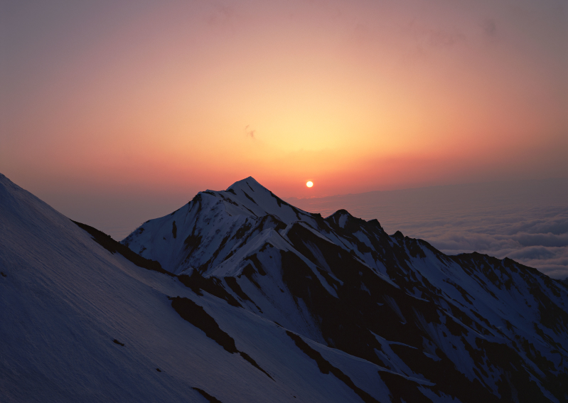 夕阳下的雪山