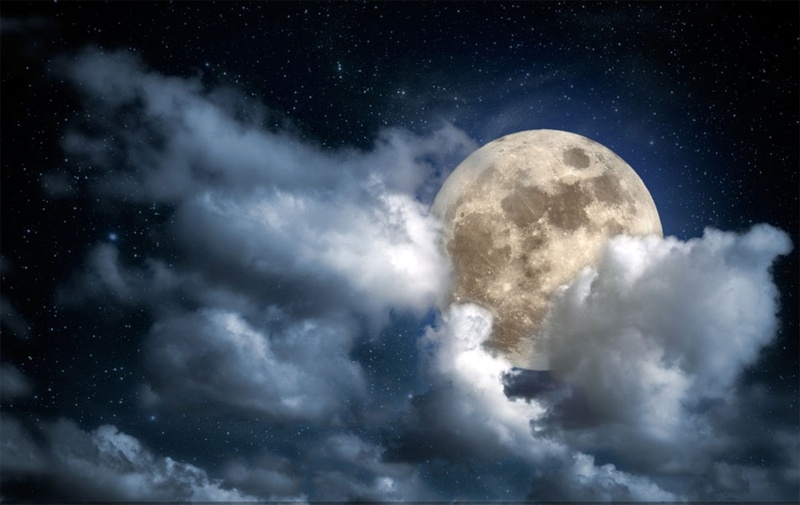 夜晚云层中的月亮中秋