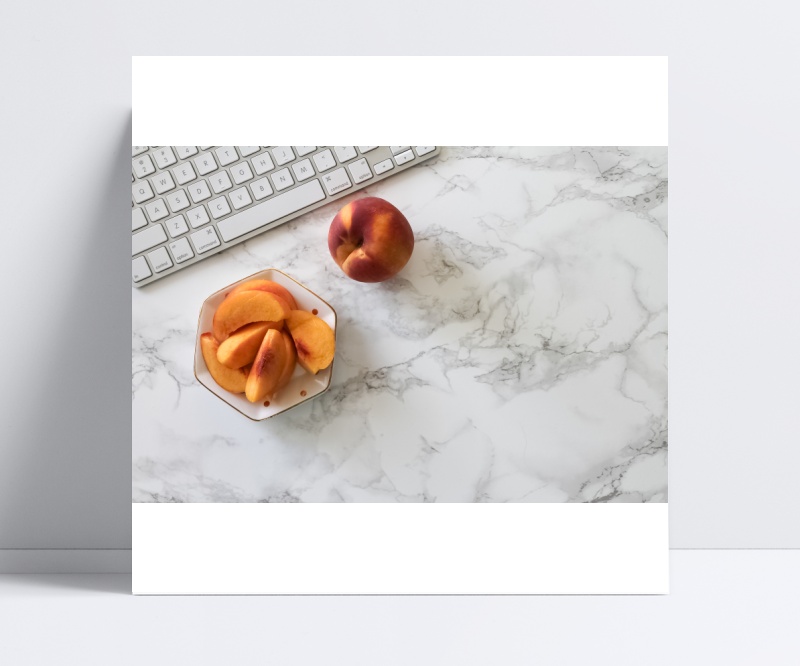 大理石桌子上的桃子与键盘图片