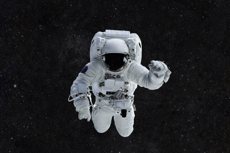 太空飞行的宇航员摄影图片