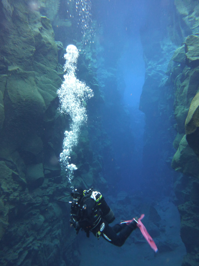 下潜到深海底的潜水员摄影高清图片