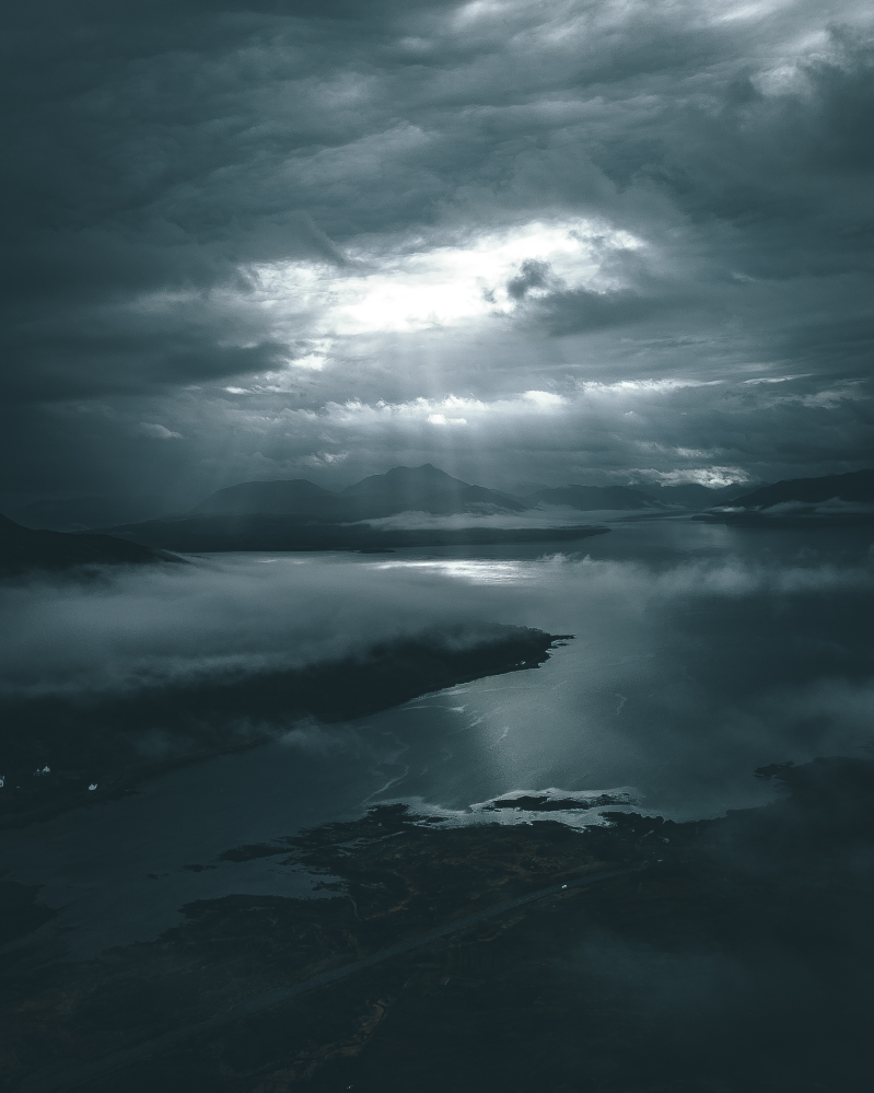 黑云笼罩下的湖光山色摄影高清图片