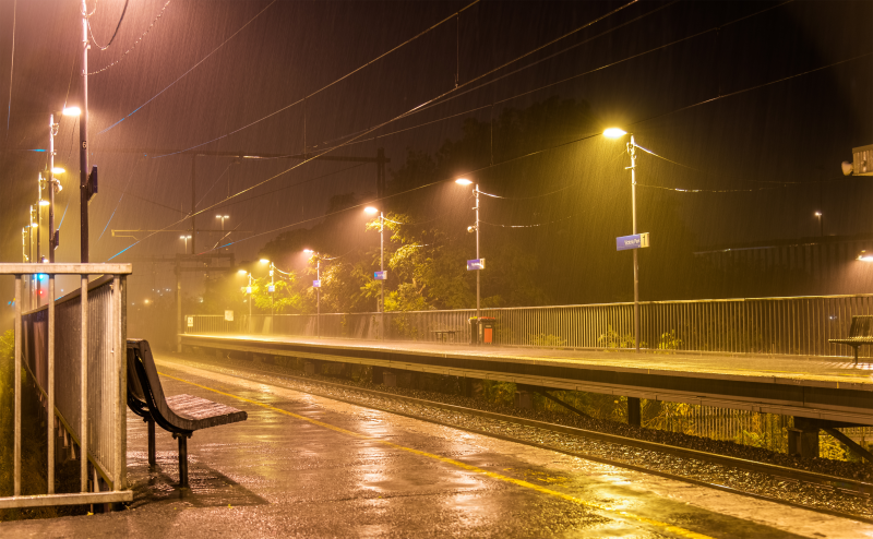 雨天路灯照耀下的站台夜景摄影图片