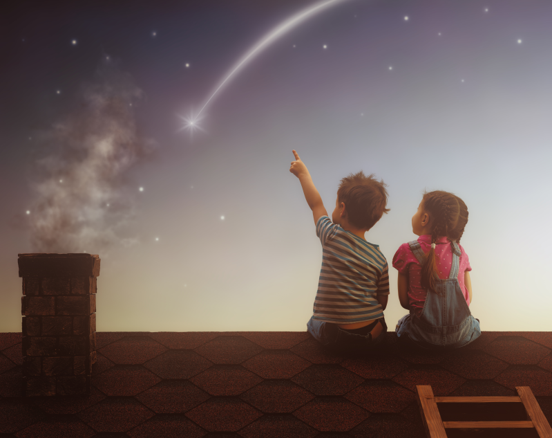 在屋顶上数星星的儿童摄影高清图片